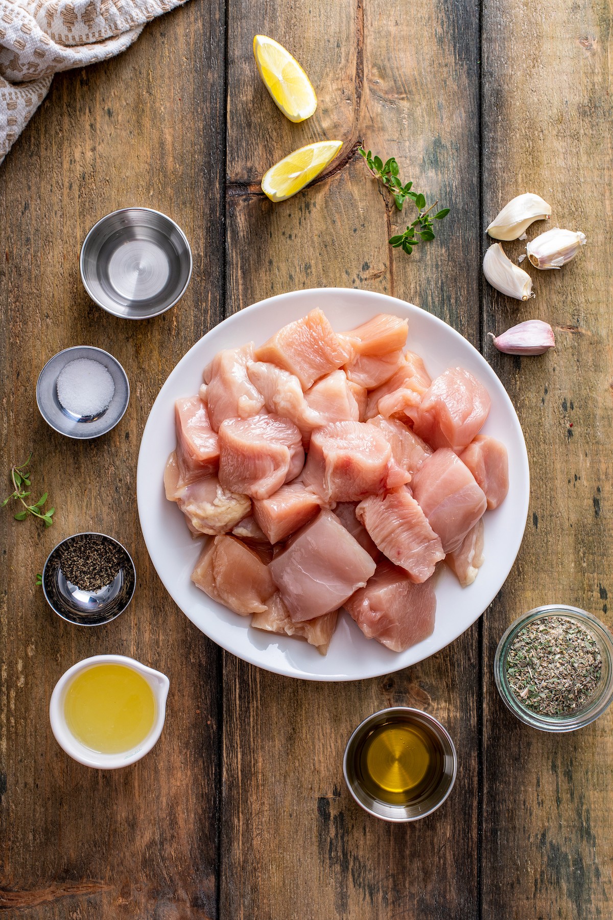 Ingredients for chicken souvlaki.