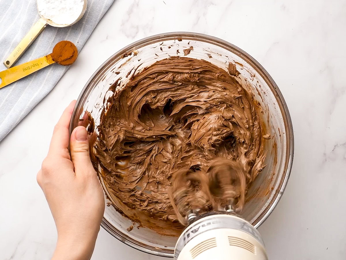 Easy Chocolate Buttercream Frosting Recipe The Novice Chef
