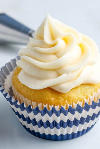 Sharing how to make the best cream cheese frosting with just 5 simple ingredients! This frosting will be perfect on top of a cake or piped onto cupcakes. #CreamCheeseFrosting #CreamCheeseFrostingRecipe #Cupcakes #CupcakeRecipes #HowToMakeCreamCheeseFrosting #CreamCheeseIcing #CreamCheeseRecipes