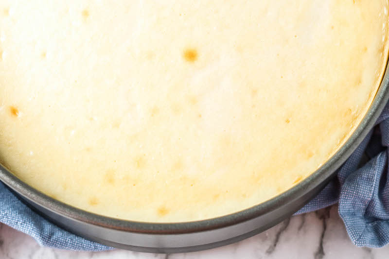 Baked cheesecake in a pan.