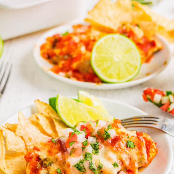 Pico de gallo chicken with tortilla chips and lime wedges.