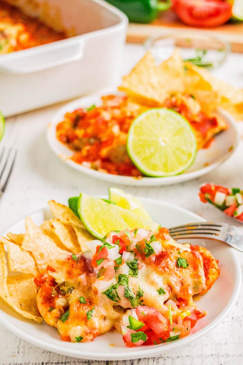 Pico de gallo chicken with tortilla chips and lime wedges.