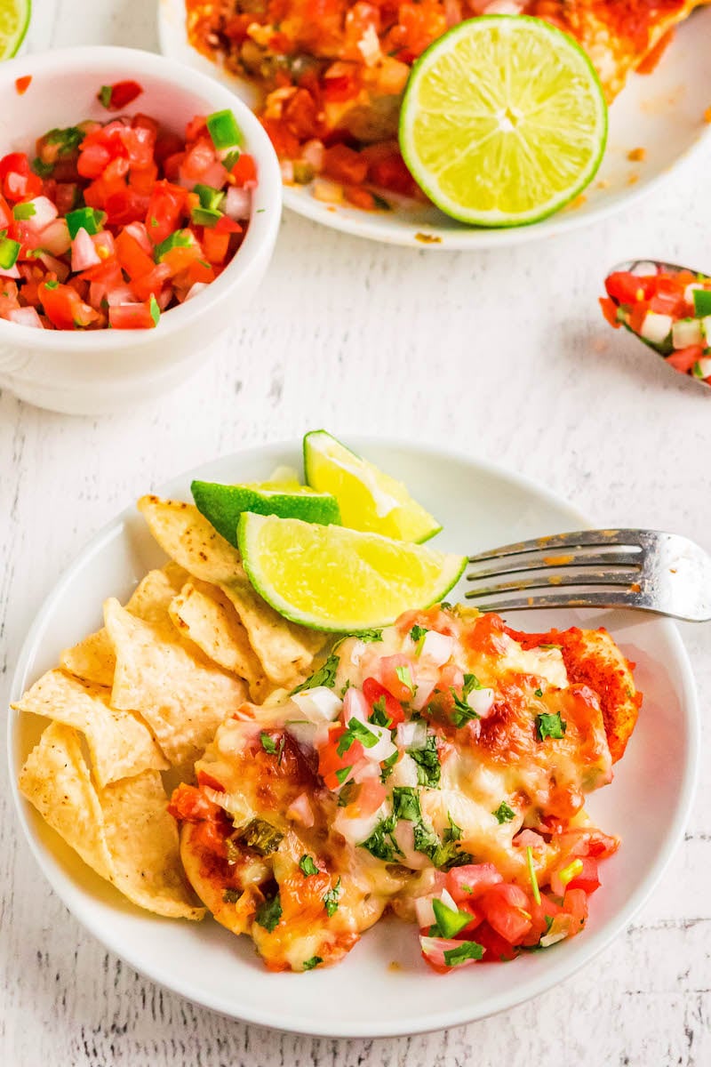 Plate of pico de gallo chicken.