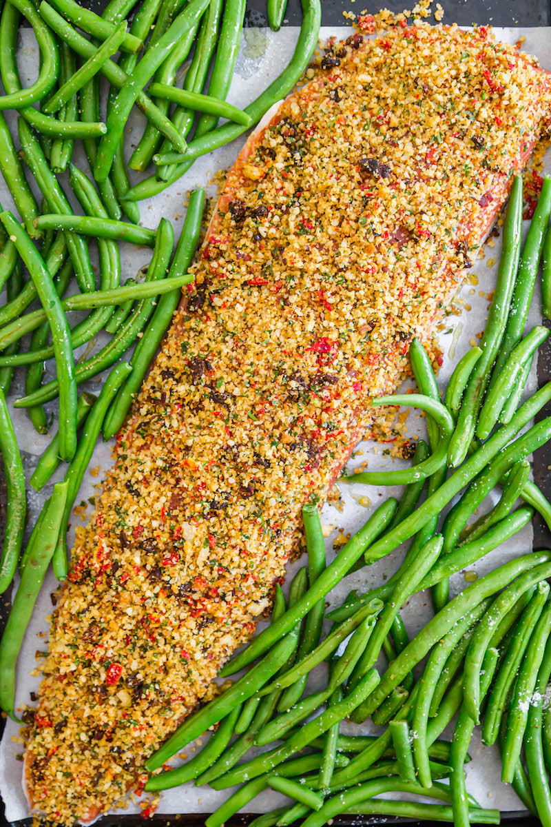 Salmon and green beans on a tray.