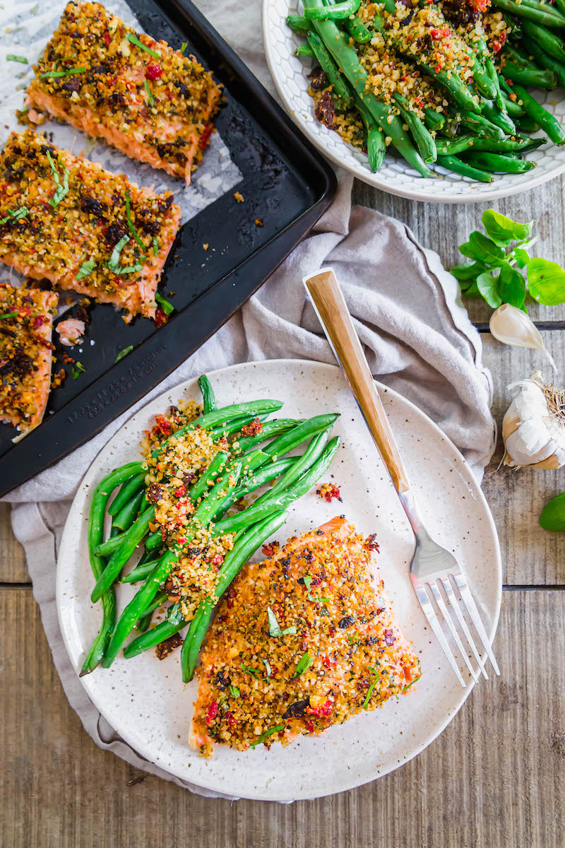 Salmon and green beans on a plate.