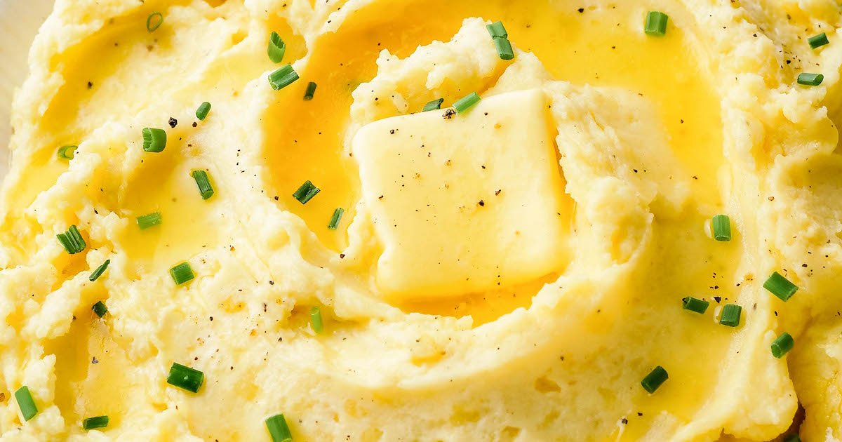 Garlic Butter Crock Pot Mashed Potatoes Recipe - Scrambled Chefs