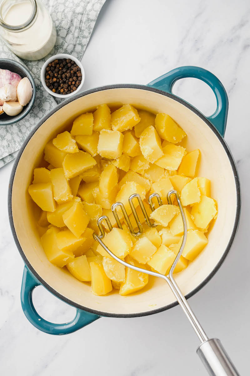 Potato mashed in a pot of chopped potatoes.