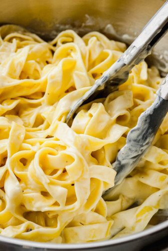 Fettuccine noodles tossed in Alfredo sauce.