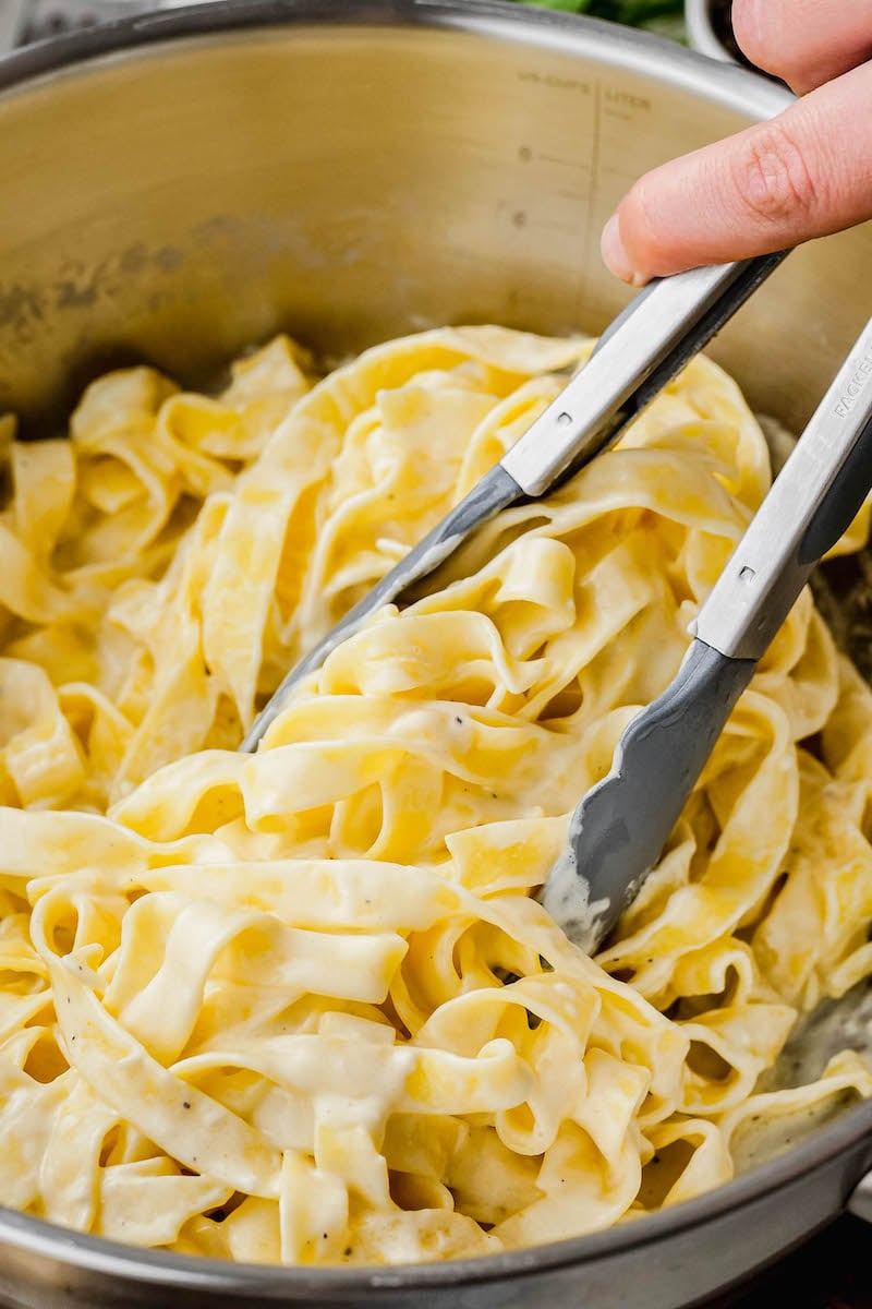 Fettucine noodles mixed with alfredo sauce.