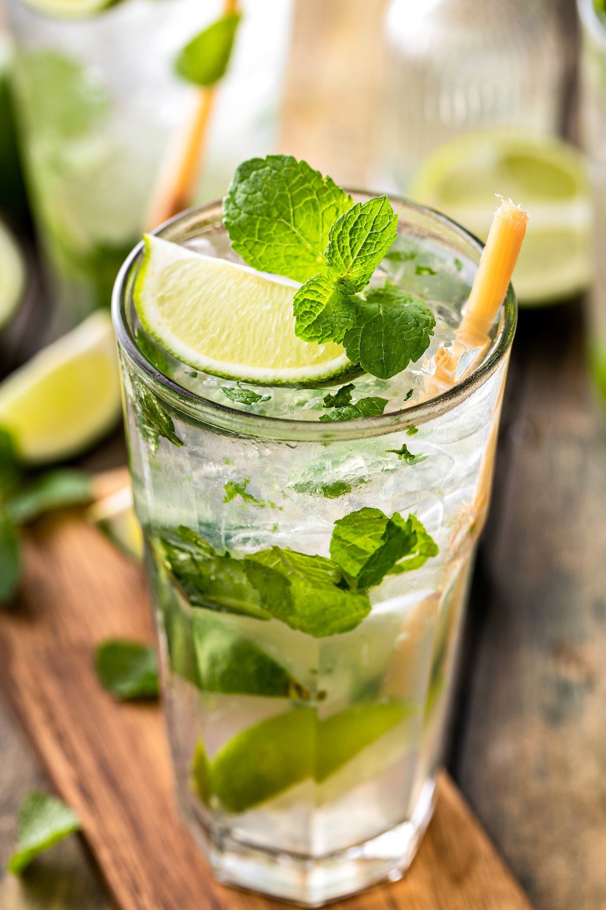 Rum mixed with simple syrup, fresh mint leaves, and lime wedges.