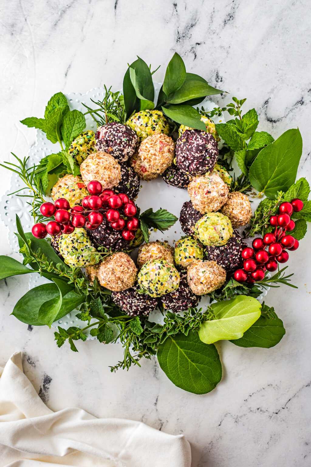 Holiday Cheese Ball Wreath | The Novice Chef