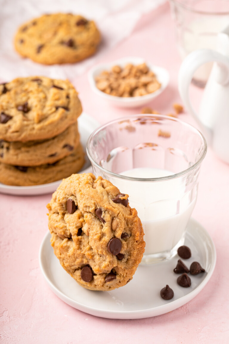 Giant Peanut Butter Chocolate Chip Cookies The Novice Chef