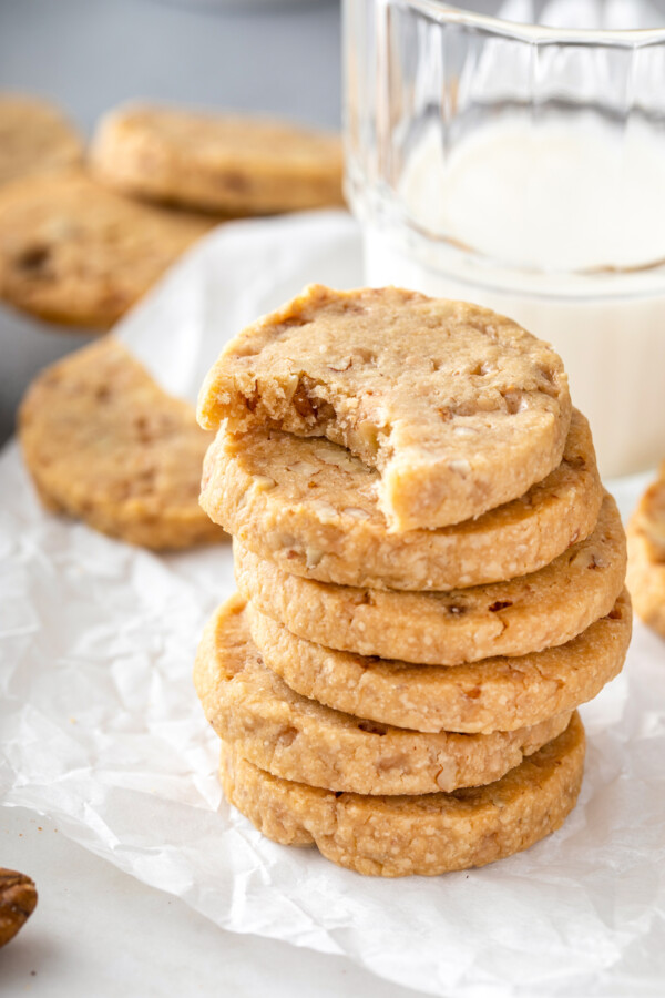 Toffee Pecan Sandies | The Novice Chef