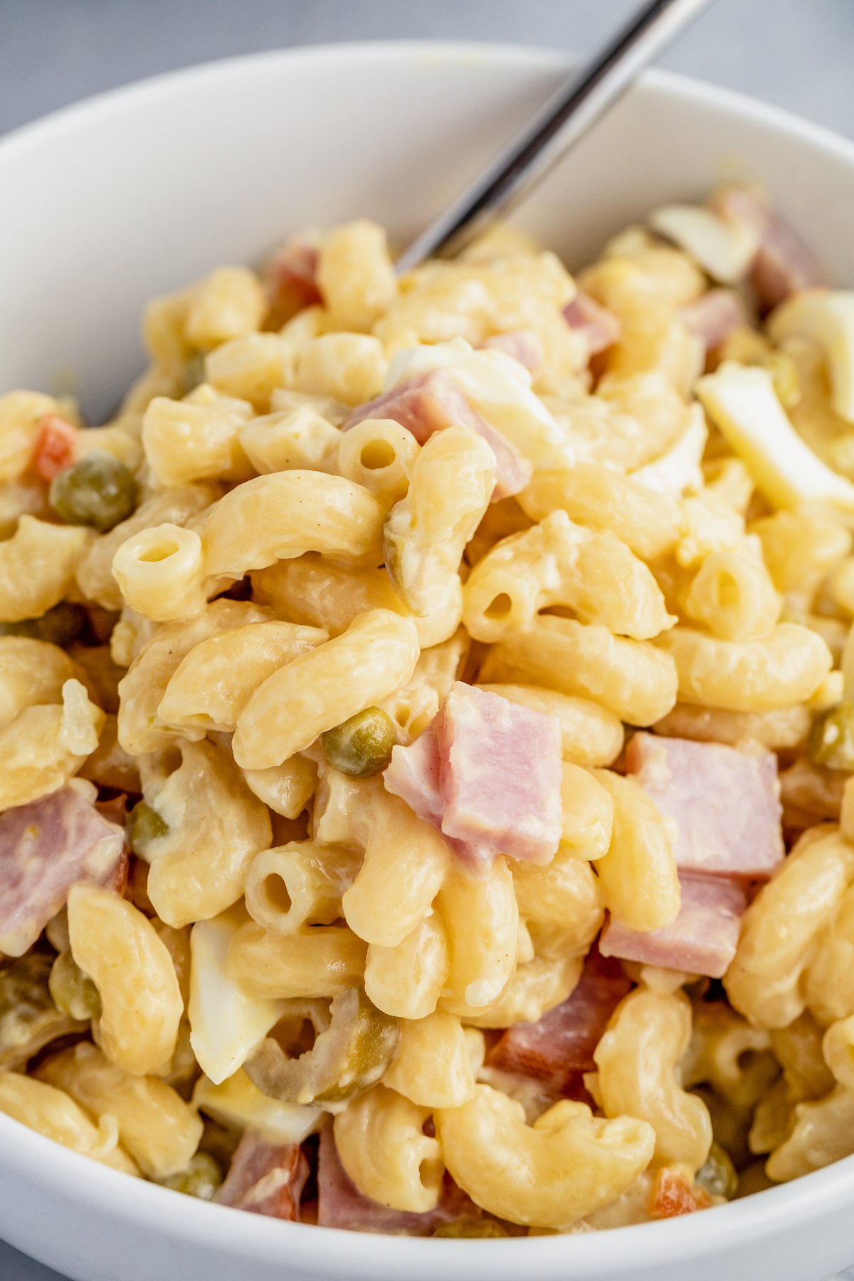 Close-up shot of ensalada de conditos con jamon in a bowl, to show texture.