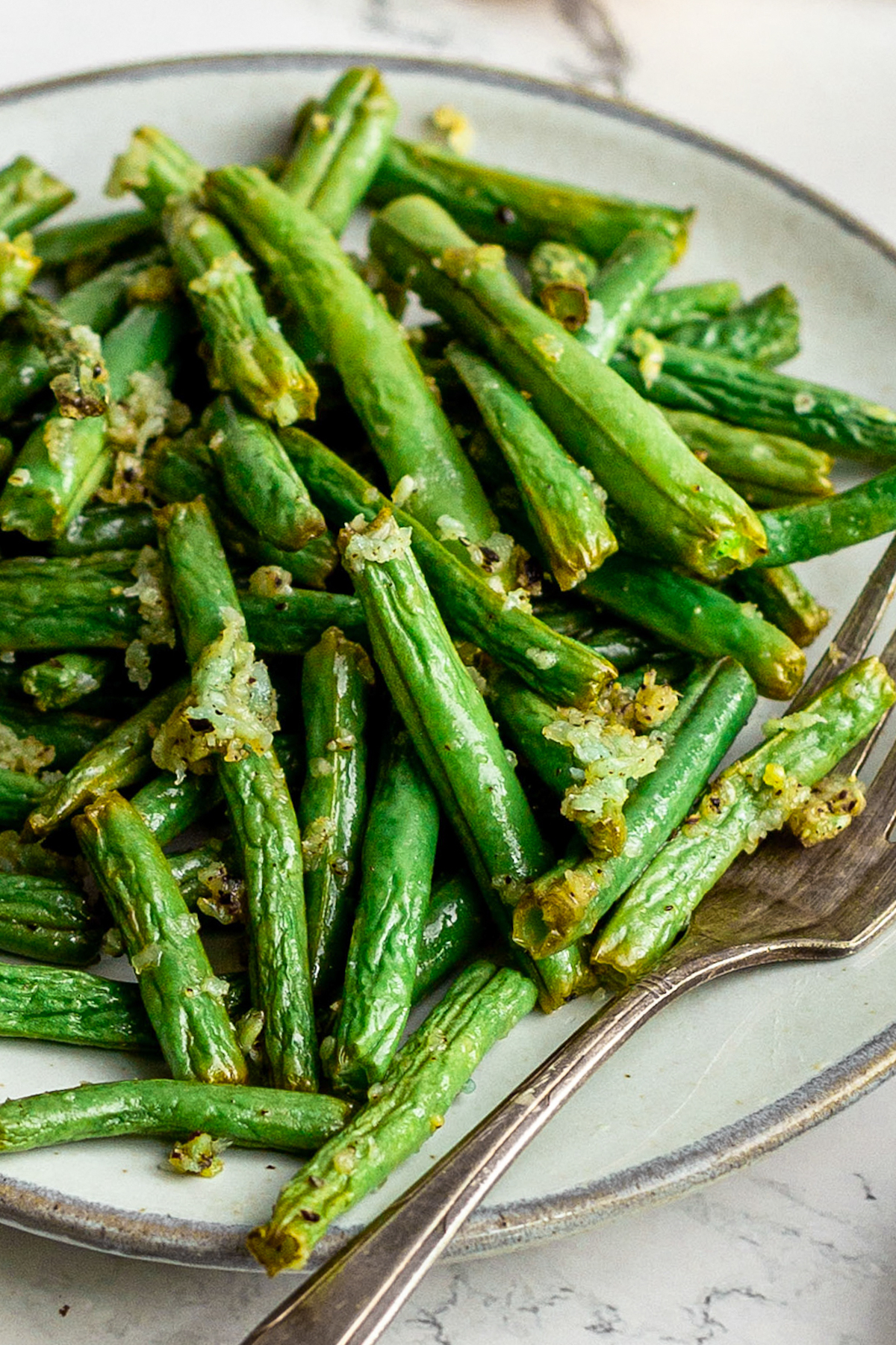 Close-up shot of air fryer green beans.