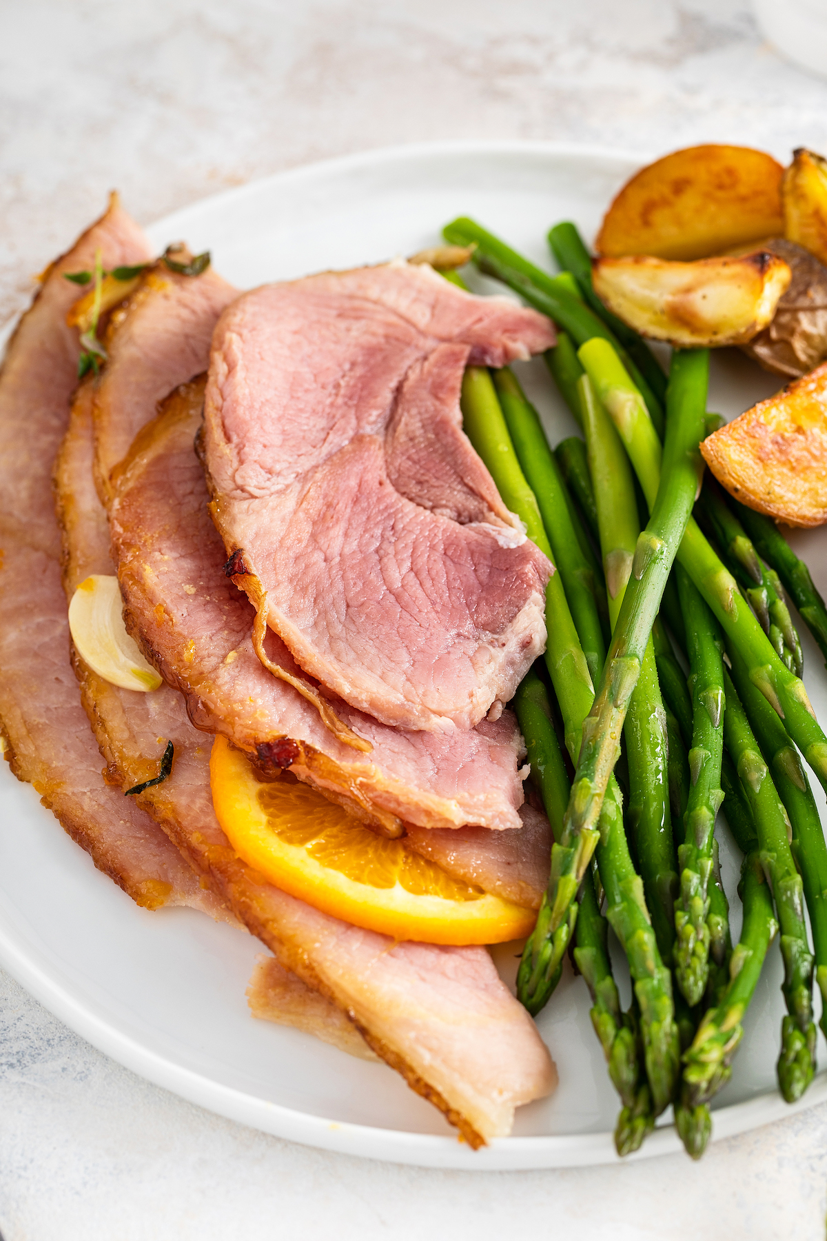 Baked ham with asparagus and potatoes.