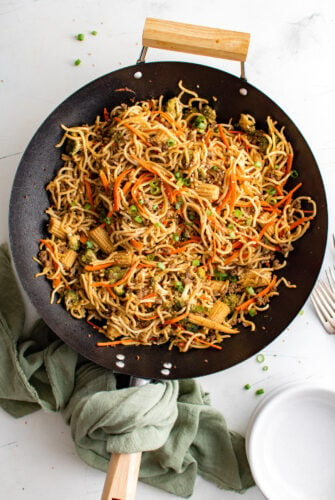 A skillet of pan-fried noodles with beef and veggies.