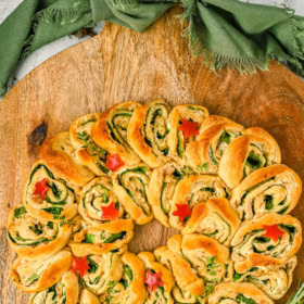 Pinwheel wreath on a tray.