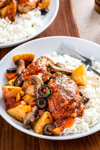 Crockpot chicken cacciatore with rice on a plate.