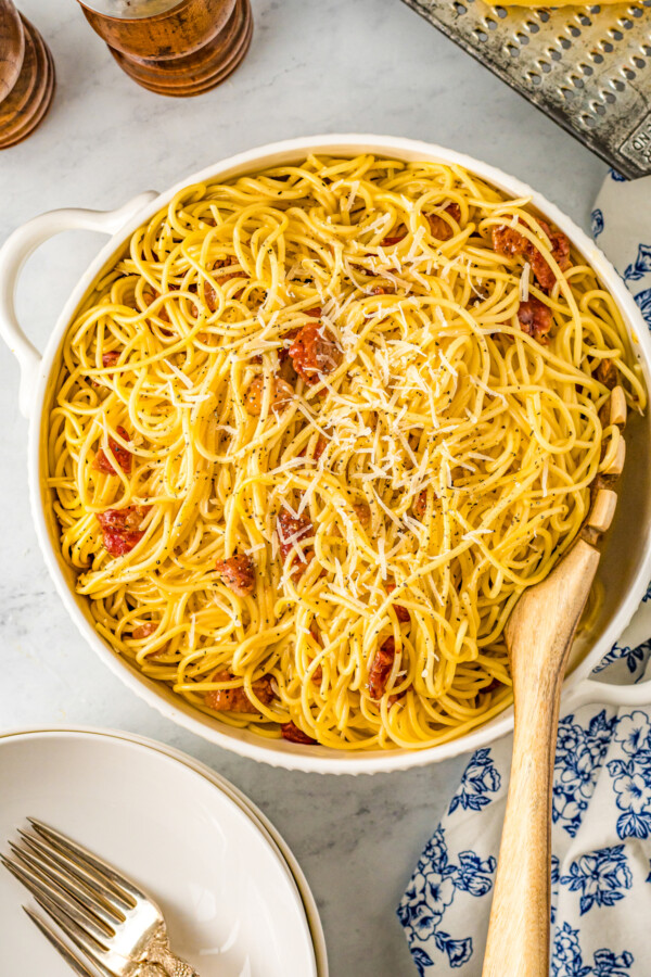 Spaghetti carbonara with bacon in a pan.