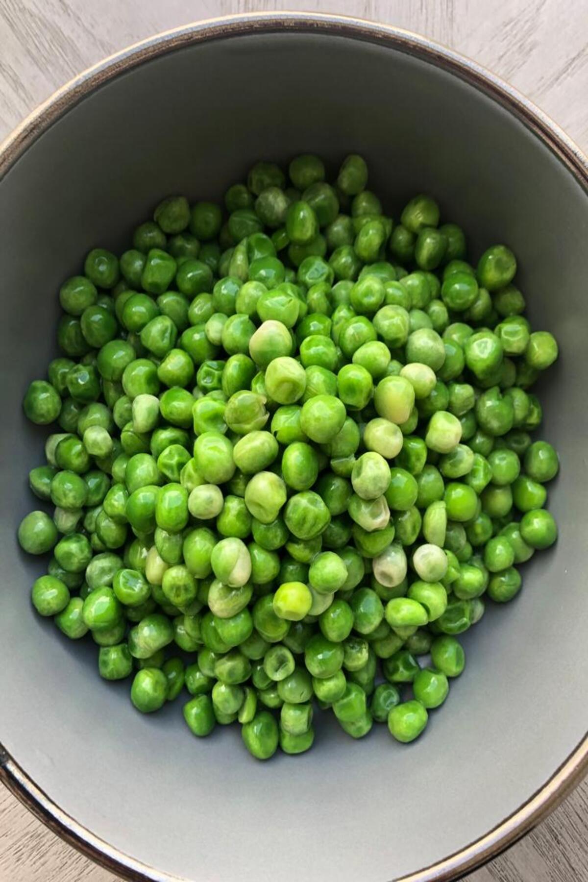 Thawed gandules in a bowl.