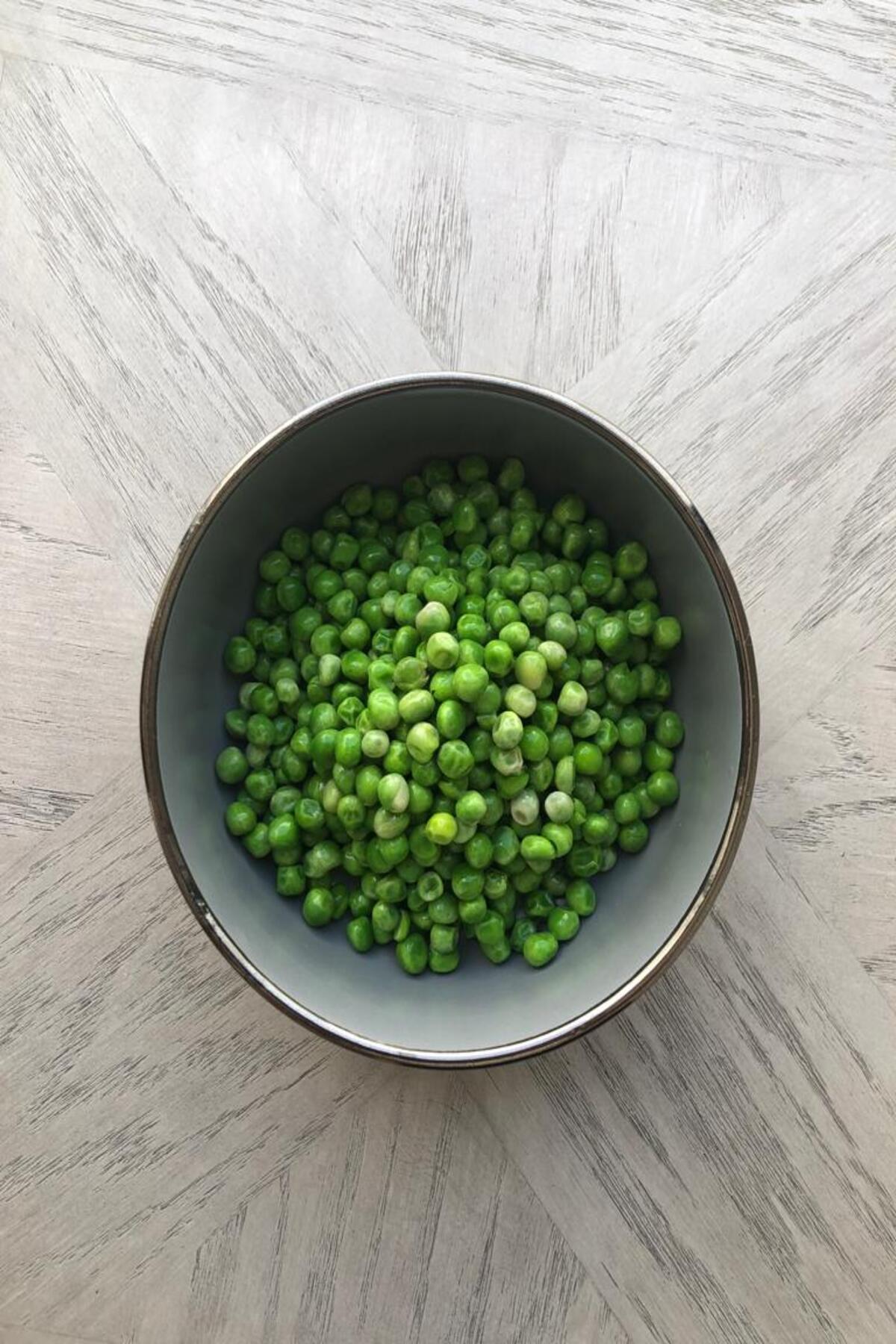 Thawed gandules in a bowl.