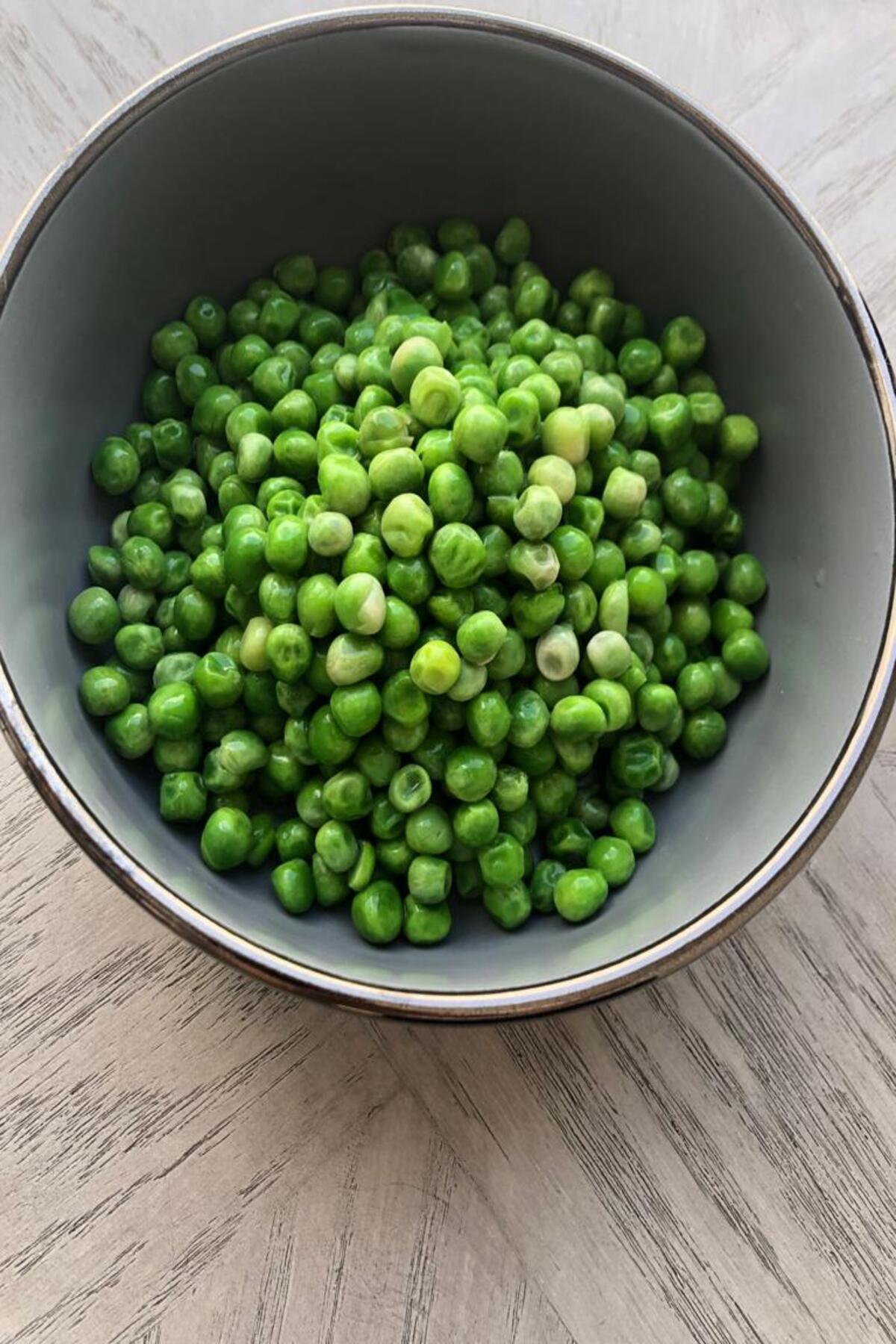 Thawed pigeon peas in a bowl. 