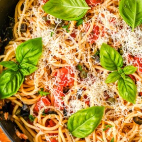 Spaghetti puttanesca in a skillet.