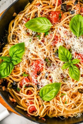 Spaghetti puttanesca in a skillet.