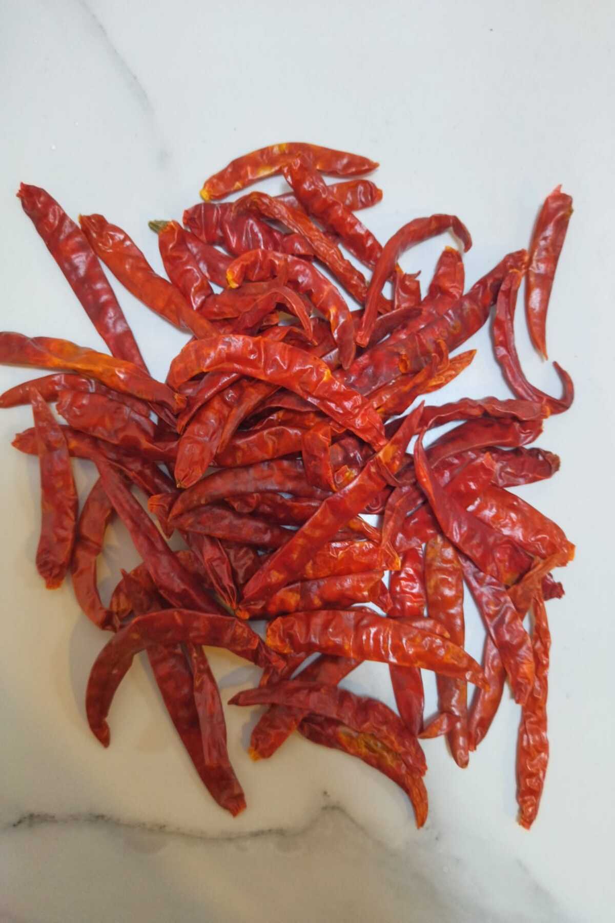 A pile of chile de árbol.