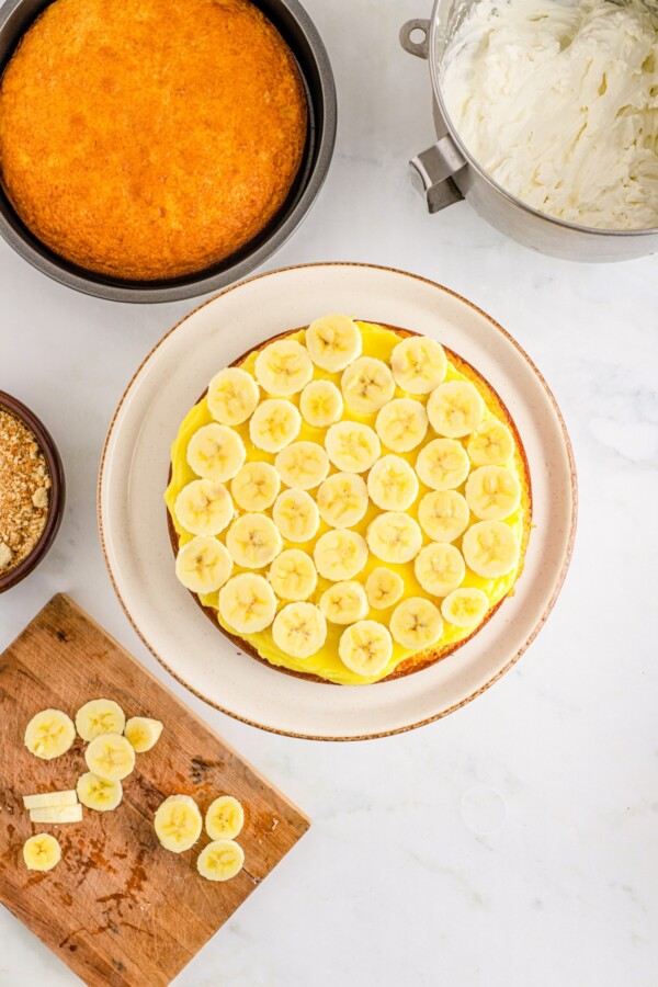Banana slices on a layer of pudding-topped cake.