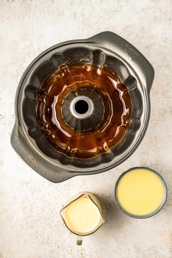 Coating the bottom of the pan with caramel sauce.